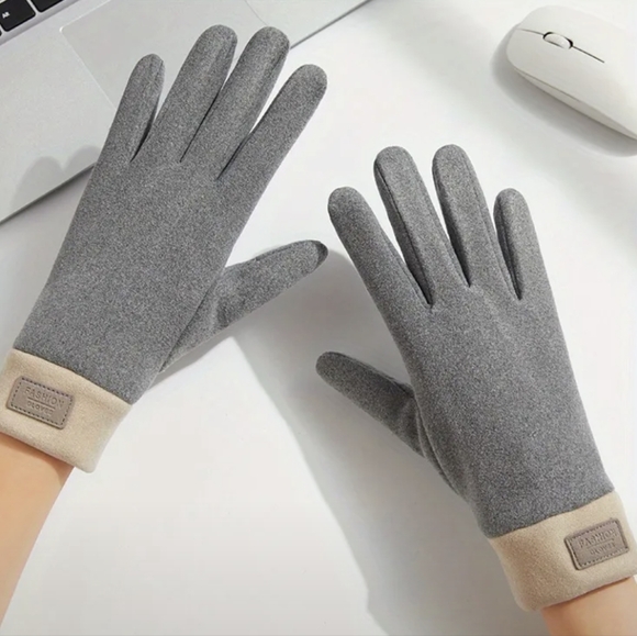 Accessories - NWT Insulated Touchscreen Gloves